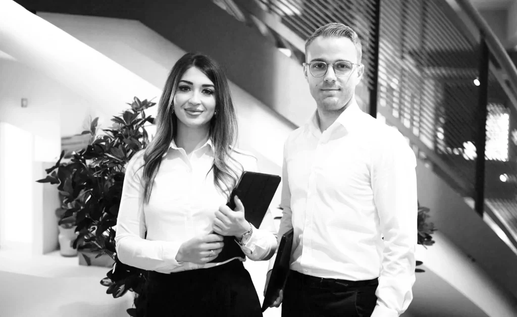 Julian Brokamp Katharina Neiwert stehen Büro Tablet